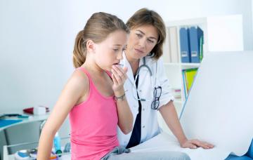 Neumóloga explorando a niña con asma Recomendaciones para el asma