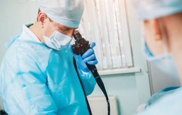 Seguimiento del síndrome de Lynch Un médico observa la radiografía de un paciente