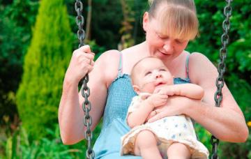 Madre con bebé con síntomas del síndrome de Patau