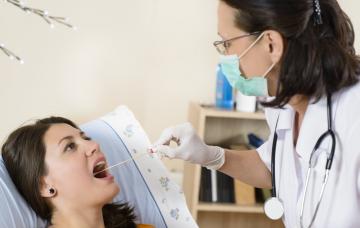 Doctora analizando las causas del síndrome de Sjögren Causas del síndrome de Sjögren