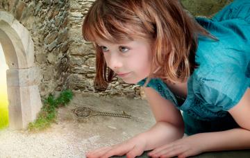 Niña mira a través de una puerta pequeña