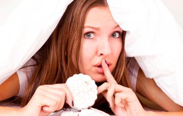 Chica con bulimia dándose un atracón Chica con síntomas de bulimia