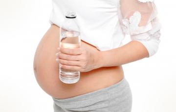 Síntomas de la diabetes gestacional Embarazada bebiendo exceso de agua