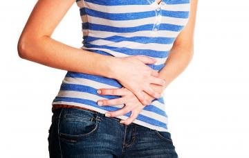 Mujer con sintomas de endometriosis