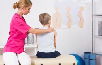 Síntomas de la escoliosis en un niño