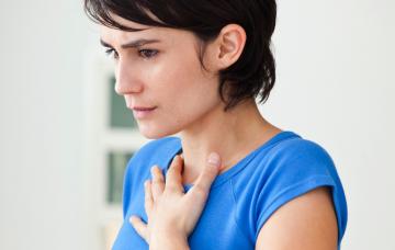 Síntomas del esófago de Barrett Mujer con ardores gástricos