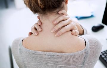 Mujer con síntomas de fibromialgia