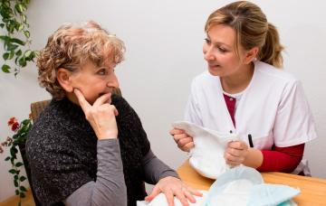 Síntomas de incontinencia urinaria Mujer con síntomas de incontinencia urinaria