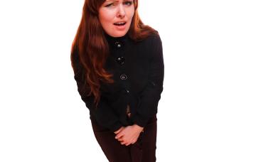 Mujer con síntomas de infección urinaria Mujer con cistitis