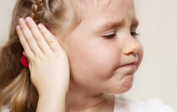 Síntomas de otitis en una menor