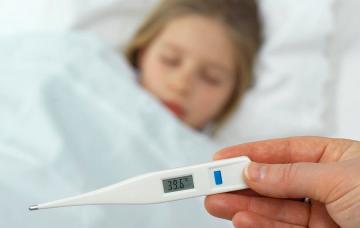 Síntomas de paperas en una niña