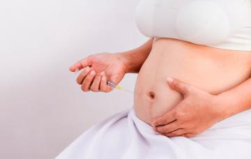 Síntomas de la prediabetes Mujer se pone una inyección de insulina en el abdomen