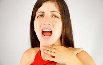 Mujer con síntomas de la laringitis