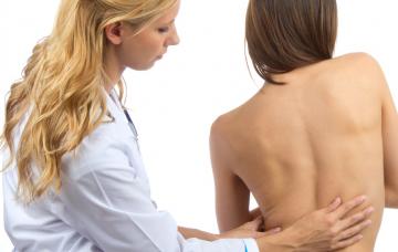 Síntomas de siringomielia en la médula espinal