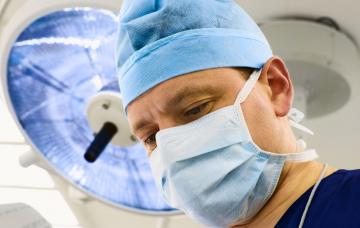 Cirujano en el quirófano trata un colesteatoma