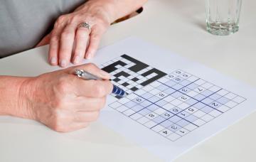 Tratamiento del deterioro cognitivo leve Una mujer mayor resolviendo un sudoku