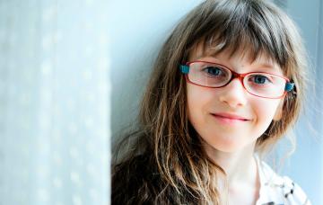 Niña con gafas para tratar el estrabismo