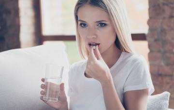 Mujer tomando tratamiento para la fibromialgia