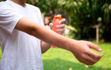 Tratamiento y prevención de la fiebre de Oropouche Niño echándose antimosquitos