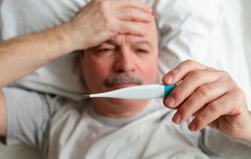 Síntomas de la infección por el virus Usutu Hombre con síntomas de fiebre y dolor de cabeza por infección