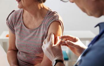 Mujer vacunándose de la gripe