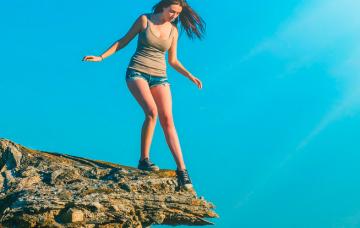 Acrofobia Mujer con miedo a las alturas
