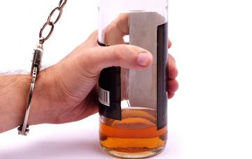 Alcoholismo, esposado a la botella Alcoholismo