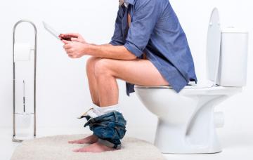 Causas de las hemorroides Hombre defecando, causa de las hemorroides