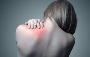 Mujer con una contractura en el hombro