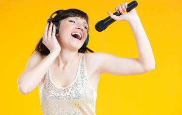 Consejos para cuidar la voz Chica cantando siguiendo consejos para cuidar su voz