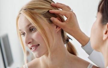 Dermatólogo examinando una posible alergia al níquel Diagnóstico de la alergia al níquel