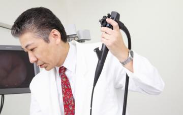 Diagnóstico del esófago de Barret Doctor realizando una endoscopia digestiva