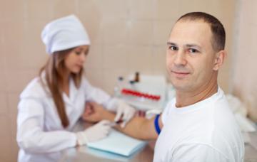 Hombre realizándose un análisis para diagnosticar la hepatitis