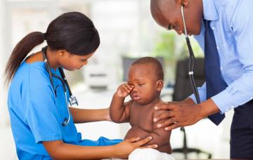 Diagnóstico del pian Doctores examinando a niño con pian