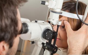 Oculista analizando la vista a un paciente