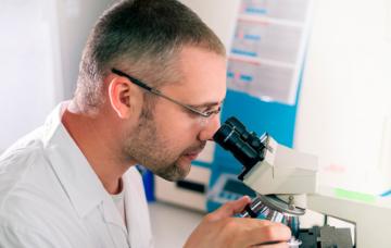 Médico diagnosticando el síndrome de Angelman