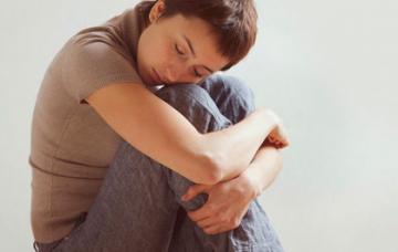 Mujer con signos de síndrome de piernas inquietas Diagnóstico del síndrome de piernas inquietas