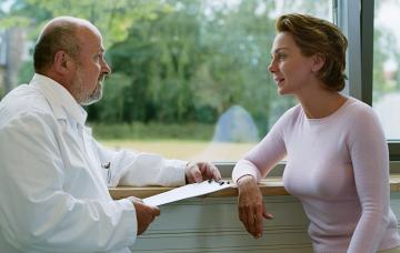 Especialista diagnostica telangiectasias a una mujer