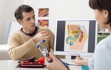 Hombre en la consulta del urólogo por varicocele