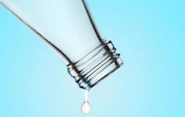 Última gota de una botella de leche