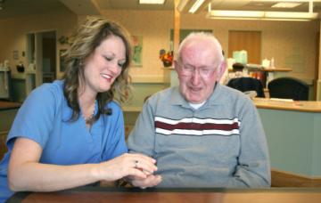 Enfermera con paciente de alzhéimer Recomendaciones para vivir con alzhéimer