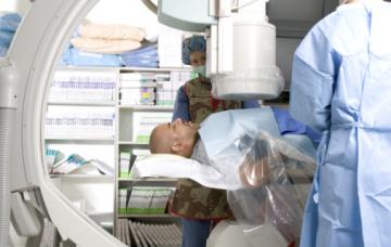 Hombre a punto de someterse a un TAC