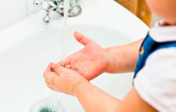 Niño lavándose las manos