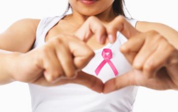 Mujer con un lazo rosa de la prevención del cáncer de mama