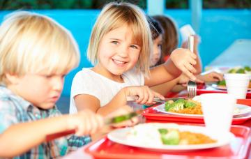 Niños comiendo en el comedor escolar