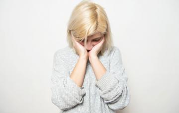 Mujer con dolores por pronóstico de la fibromialgia