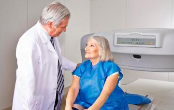 Mujer mayor escuchando a su médico