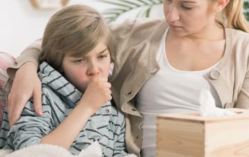 Síntomas del asma Niño tosiendo con síntomas de asma