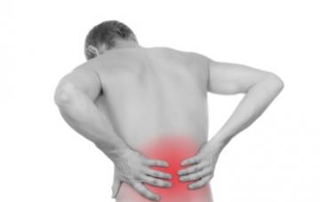 Hombre con dolor en la espalda a causa de ciática