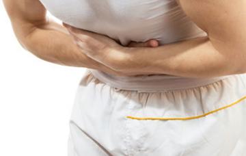 Persona con dolor abdominal debido a la diarrea por cólera